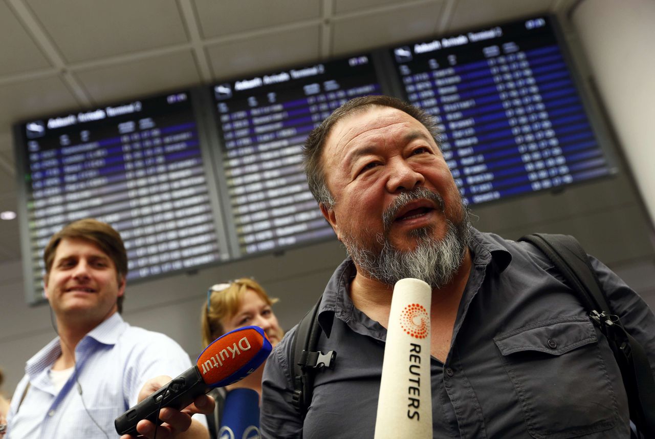 Ai Weiwei staat de media te woord na zijn aankomst op de luchthaven van München.