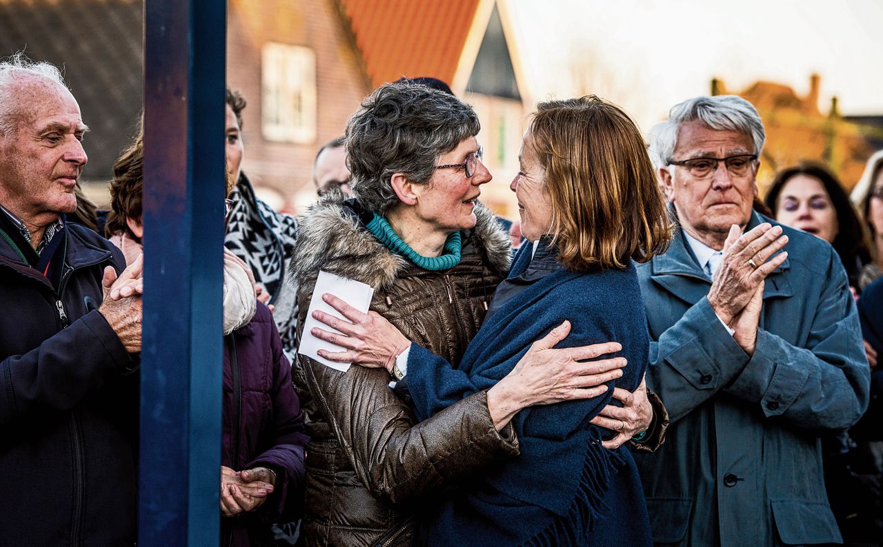 Anneke Tromp (in blauwe jas) in april 2015 na de stille tocht in Tuitjenhorn voor haar man, huisarts Nico Tromp.