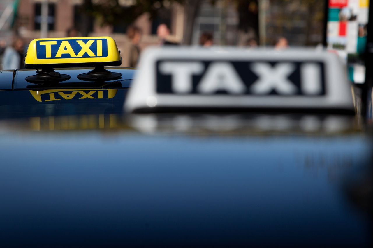 Sinds de komst van platformbedrijven als Uber, Bolt en ViaVan zijn er veel te veel taxi’s in Amsterdam actief, aldus de onderzoekers.