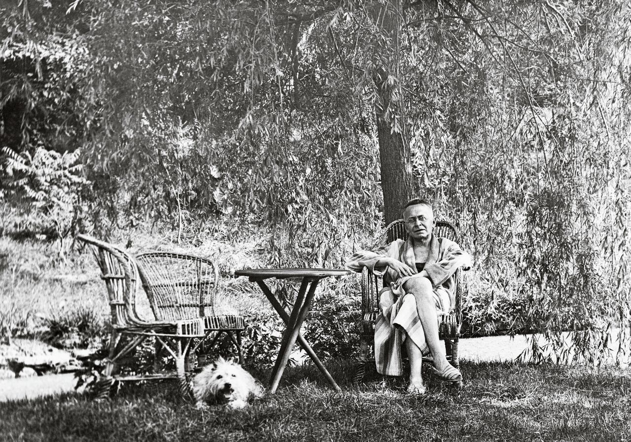 Karl Kraus in 1933, in het park van kasteel Janowitz, in het tegenwoordige Tsjechië.