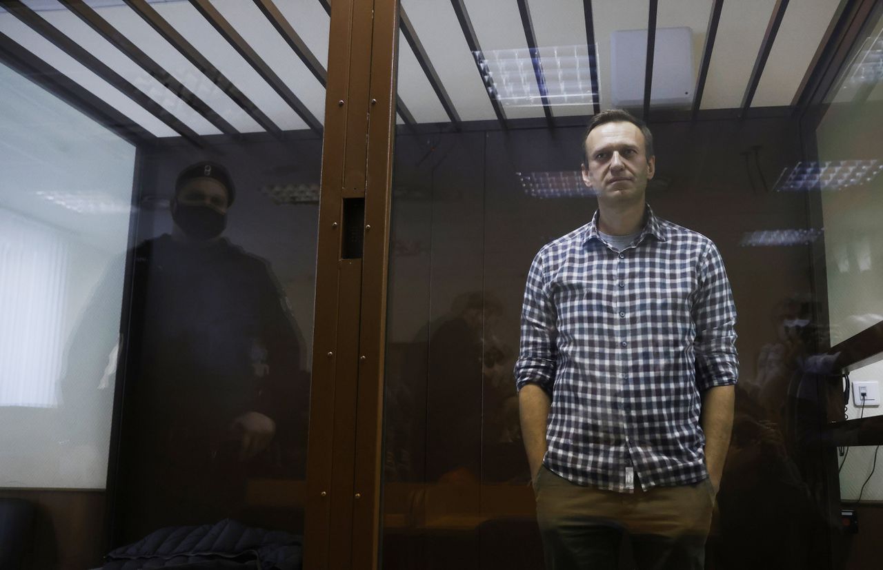 De Russische oppositiepoliticus Aleksej Navalny in de rechtszaal op 20 februari, bij het hoger beroep tegen zijn veroordeling tot 2,8 maanden strafkamp. Het beroep werd afgewezen.