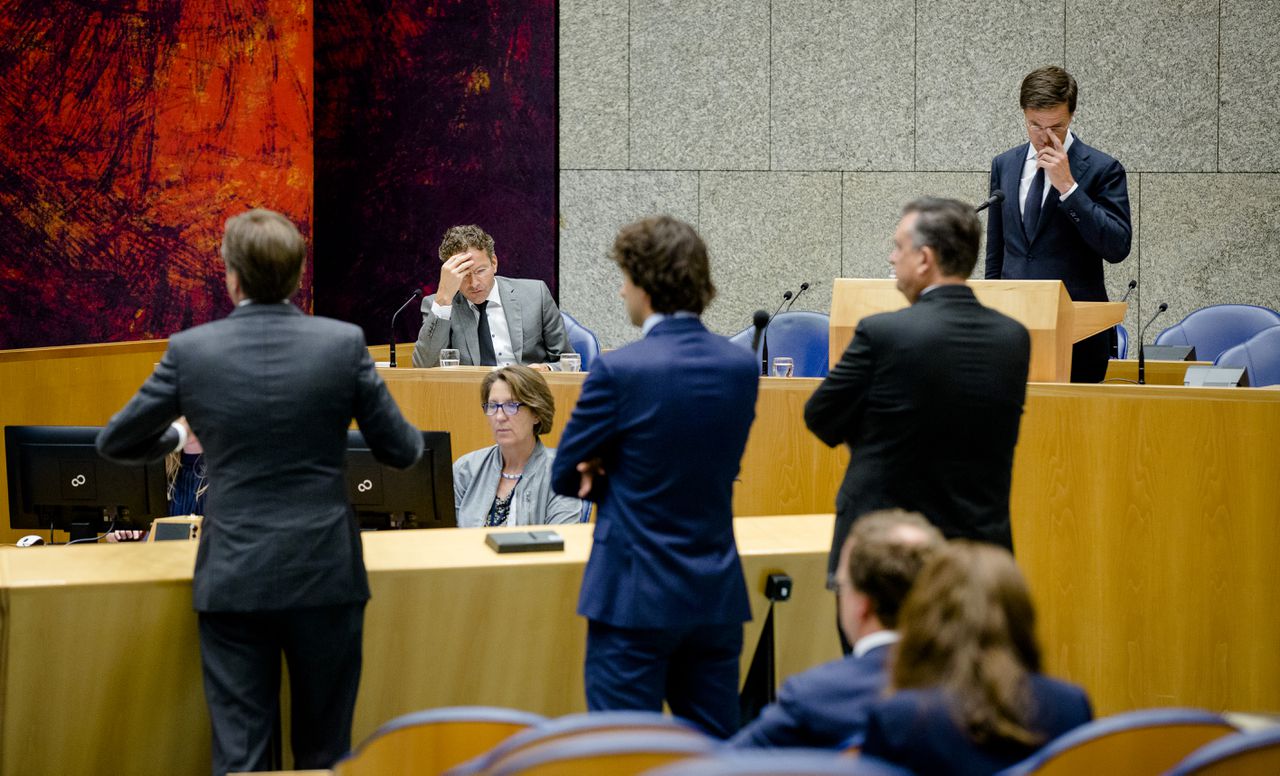 Minister Jeroen Dijsselbloem van Financiën en premier Mark Rutte tijdens het debat over het nieuwe steunpakket voor Griekenland.
