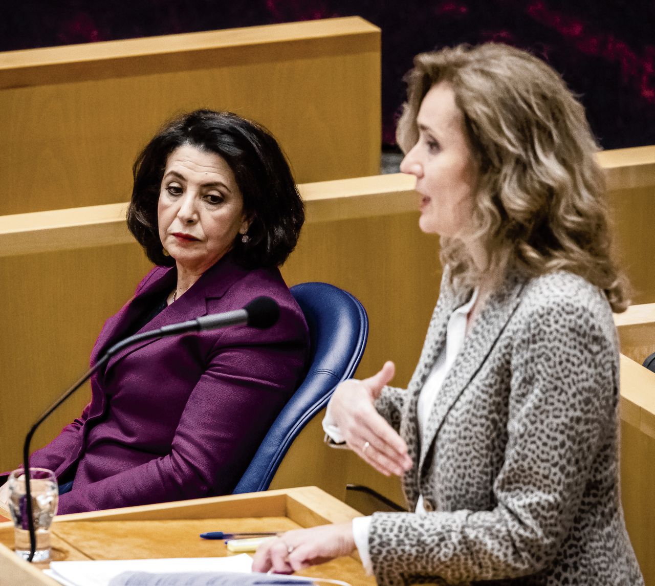Kamervoorzitter Khadija Arib (links) in april 2021 vlak voordat ze werd opgevolgd door Vera Bergkamp.