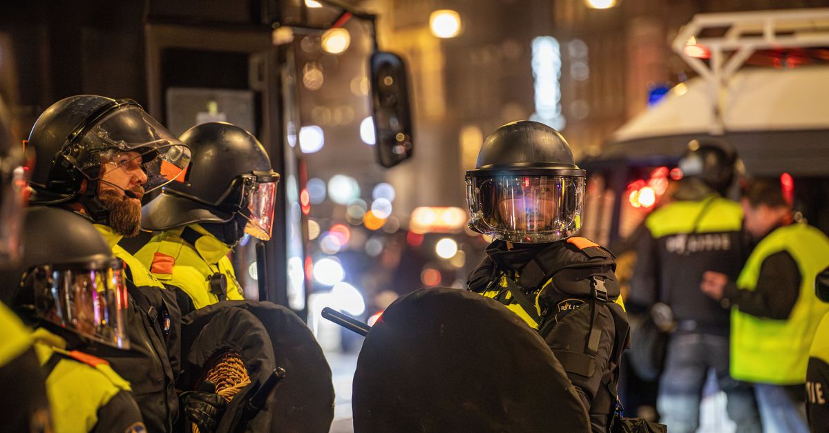 De Amsterdamse politie was voorbereid op alles – behalve op wat gebeurde, maar: ’De Maccabi-rellen waren niet te voorkomen’