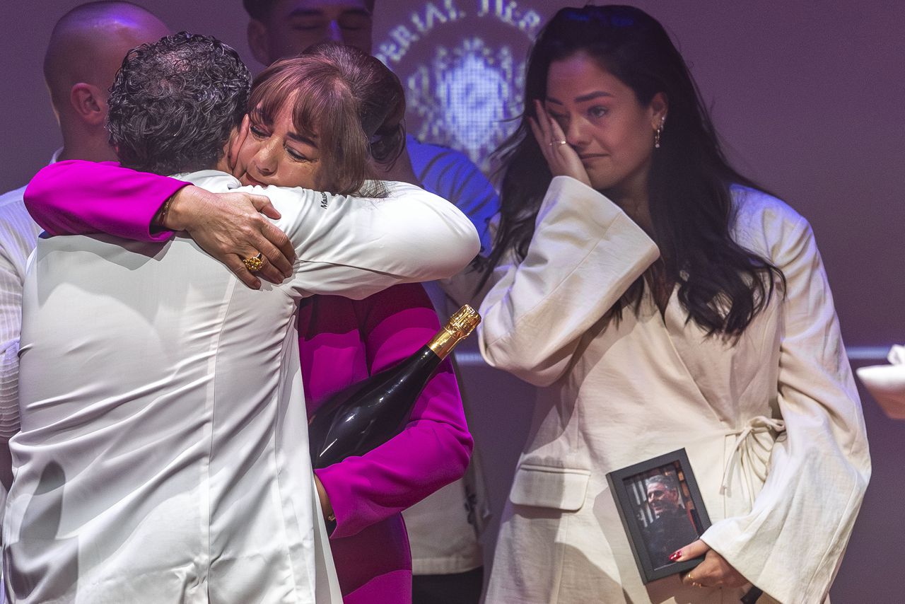 De Librije behoudt, als enige restaurant in Nederland, drie Michelinsterren. De opvallendste ster gaat naar een restaurant in Amsterdam