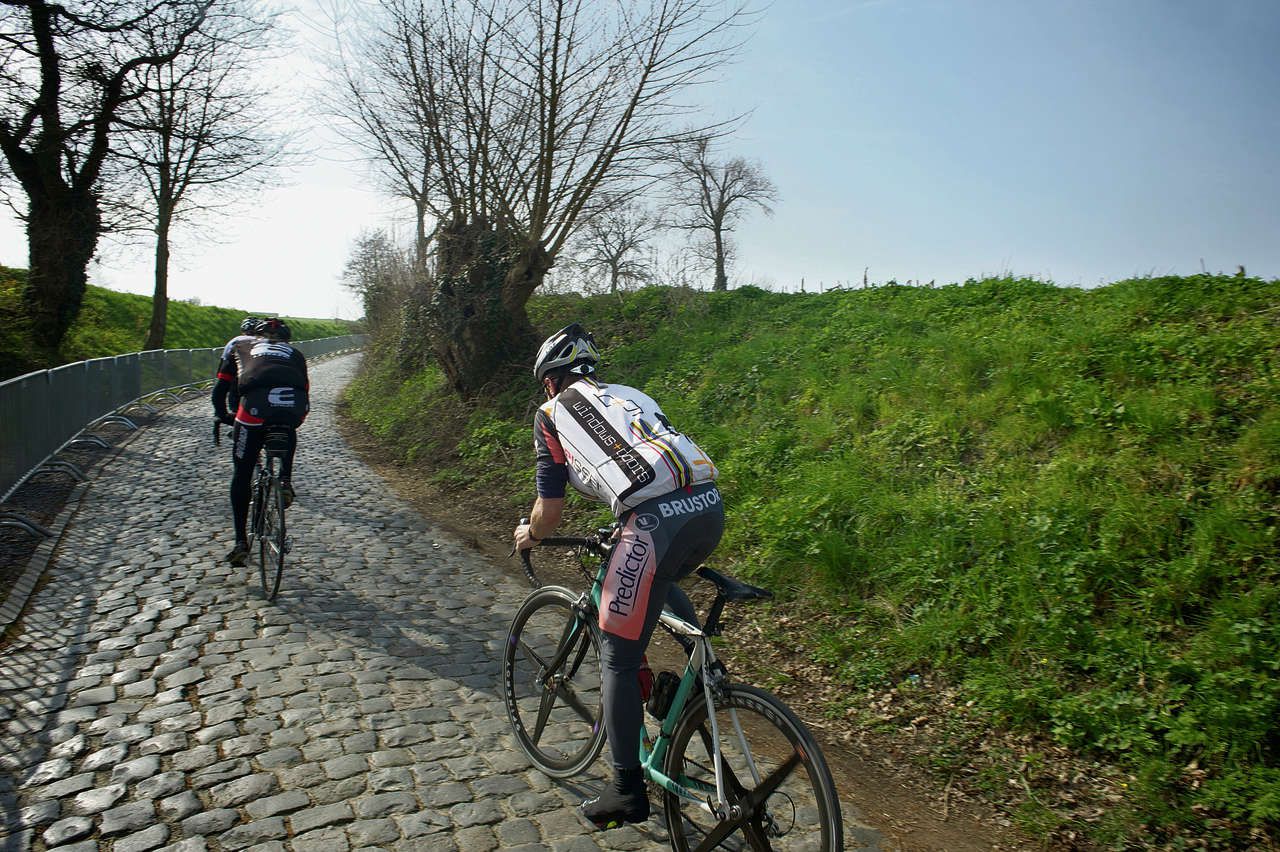 Wielertoeristen verkennen de Oude Kwaremont, scherprechter in de Ronde van Vlaanderen.