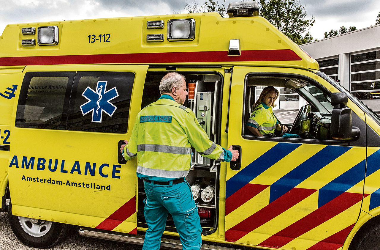 Ambulanceverpleegkundige Thijs Gras maakt zich, samen met collega Wendy, op voor zijn avonddienst.