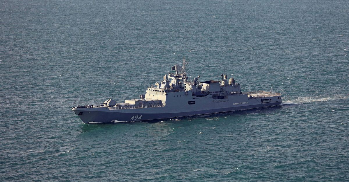 Russisch fregat lost waarschuwingsschoten nabij Brits jacht in het Kanaal, Britse ministerie doet onderzoek
