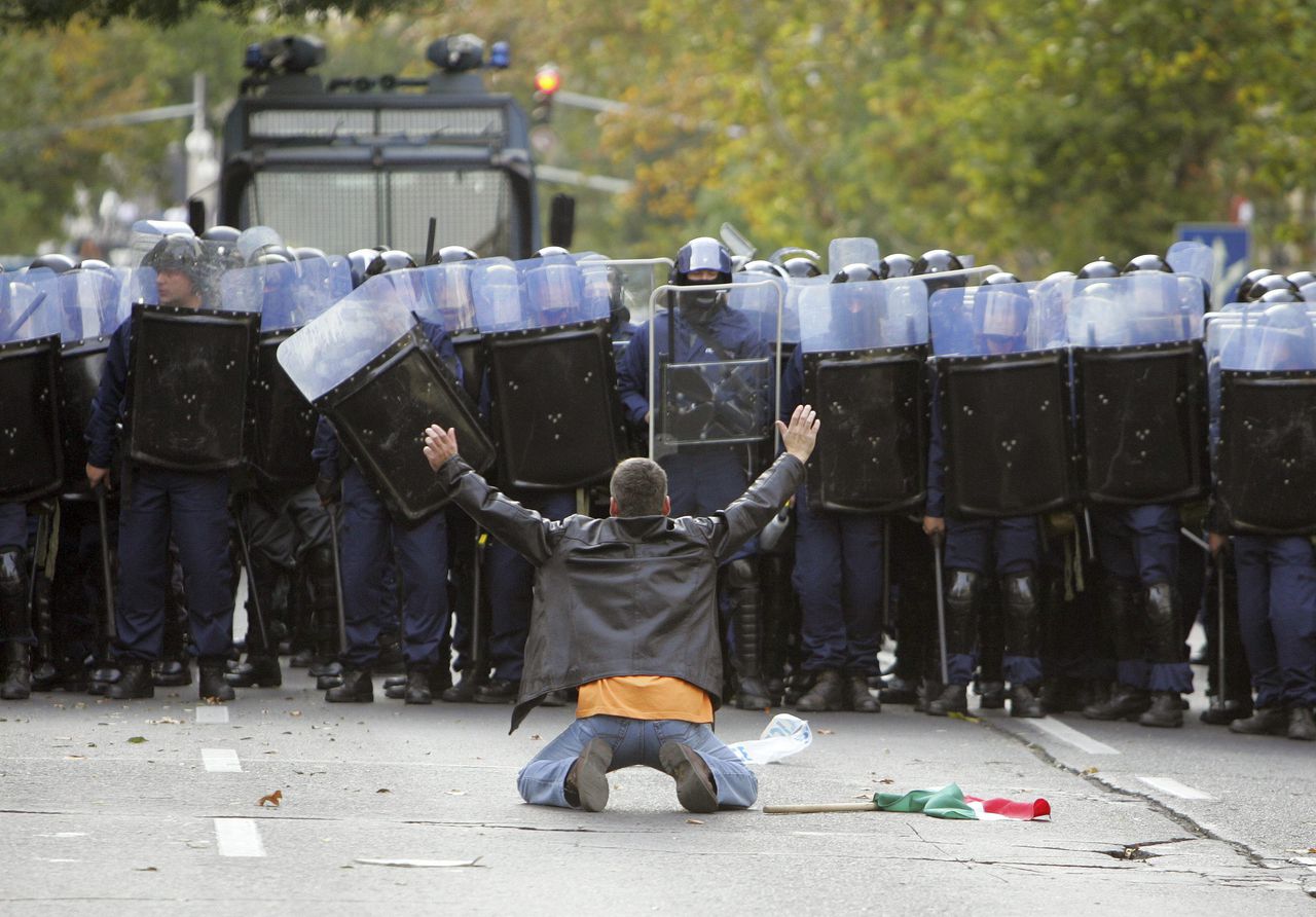 Boedapest, 23 oktober 2006, antiregeringsprotest(Foto Reuters) A protester faces a line of riot police during an anti-government protest in Budapest in this October 23, 2006 file photo. The failure of Hungarian police to clamp down was in large part responsible for almost two months of violent anti-government protests last year in which nearly 800 were injured, a report said on February 6, 2007. REUTERS/Laszlo Balogh/Files (HUNGARY)