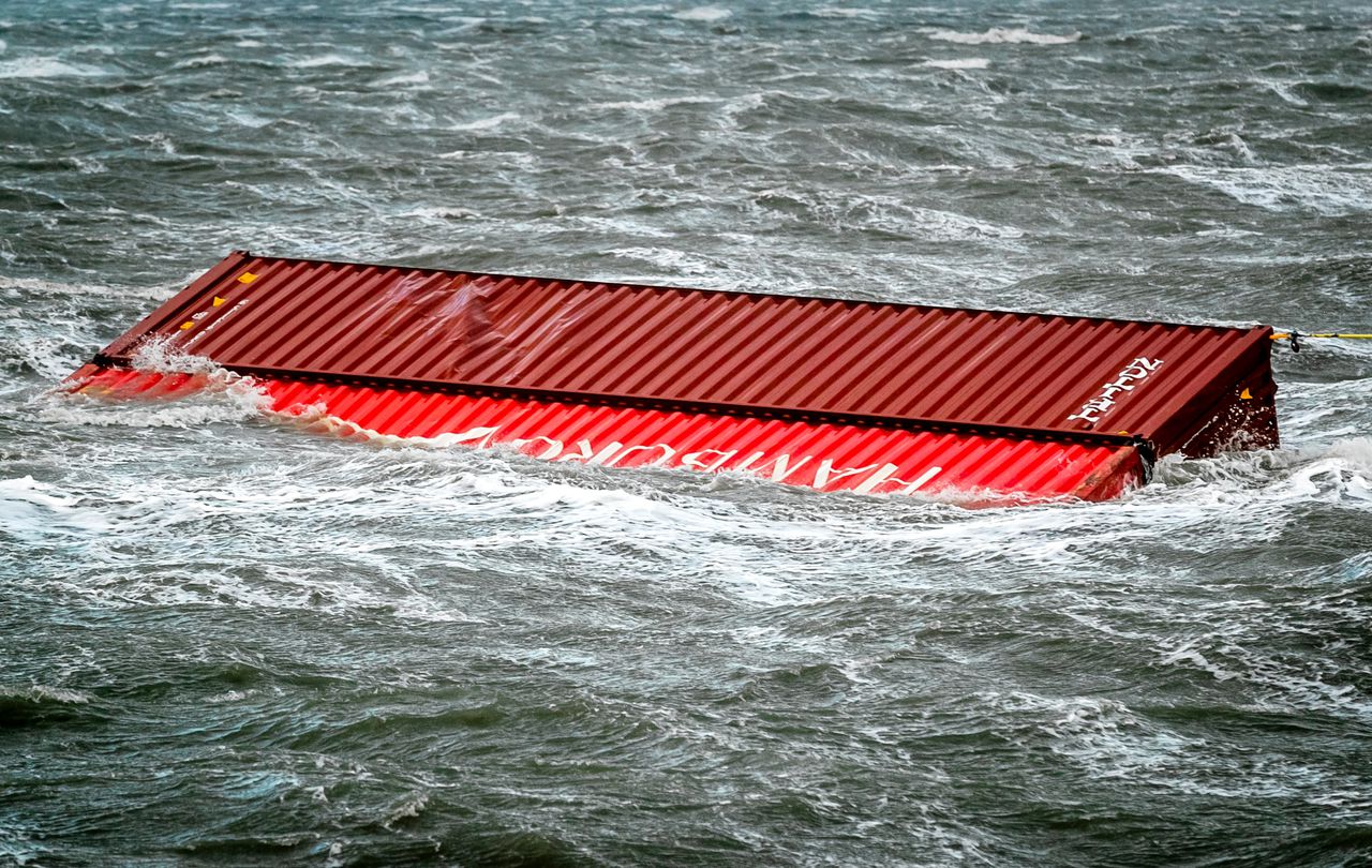 Schip verliest vijf containers ten noorden van Ameland 