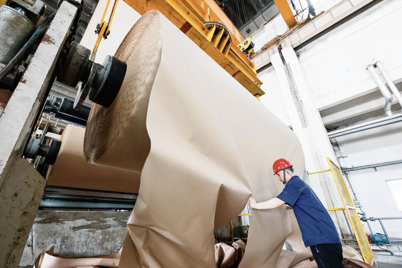 Een werknemer van een papierfabriek in Jinzhong, in de provincie Shanxi in China. China is met 100 miljoen ton papier per jaar onbetwist marktleider.