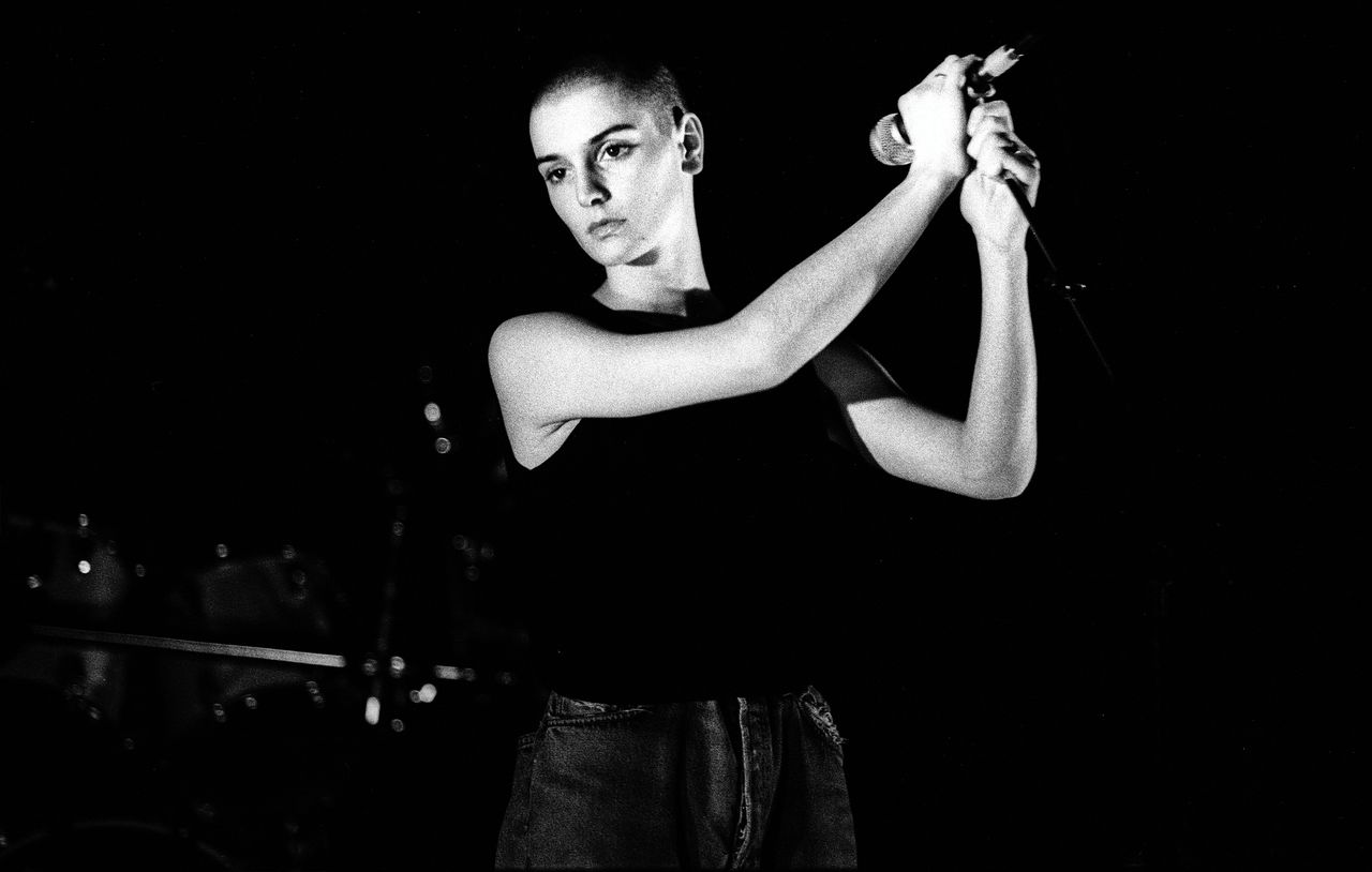 Een middelvinger naar het patriarchaat: hoe Sinéad O’Connor uit haar kooi brak 