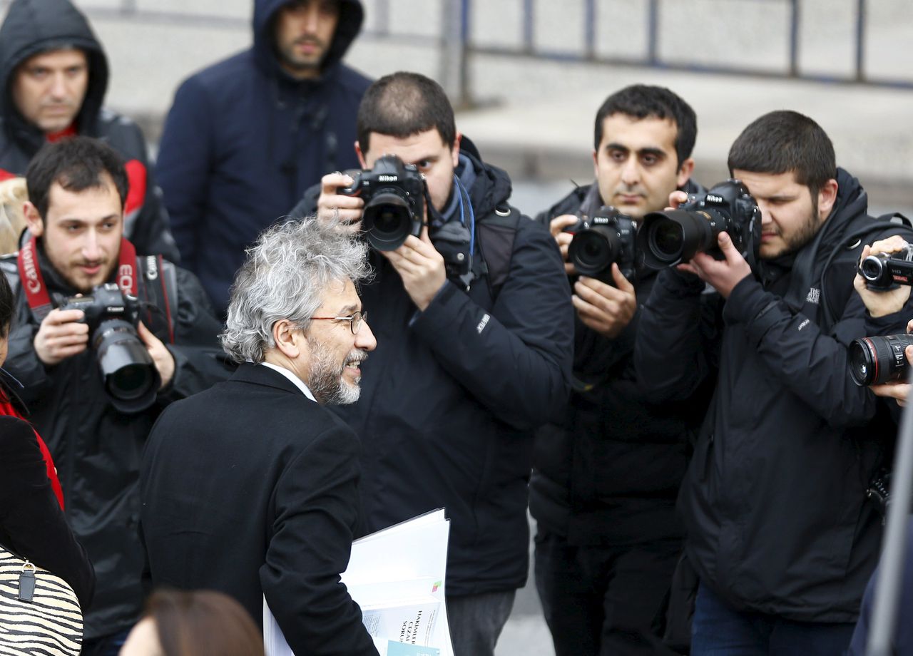 Can Dundar, de hoofdredacteur van de Turkse krant Cumhuriyet verlaat de rechtbank nadat het proces is uitgesteld.