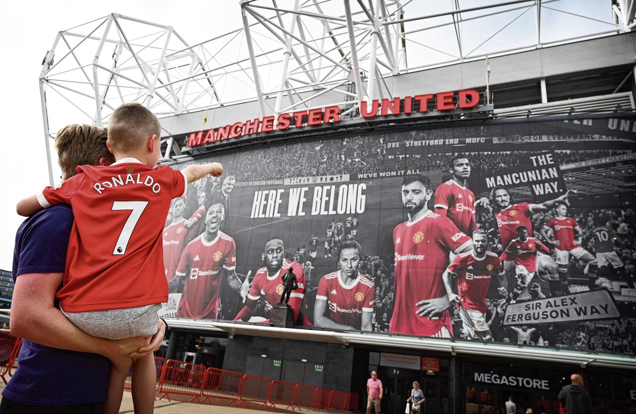 Een jonge fan met de naam van Cristiano Ronaldo op zijn Manchester United-shirt, bij stadion Old Trafford, afgelopen weekend.