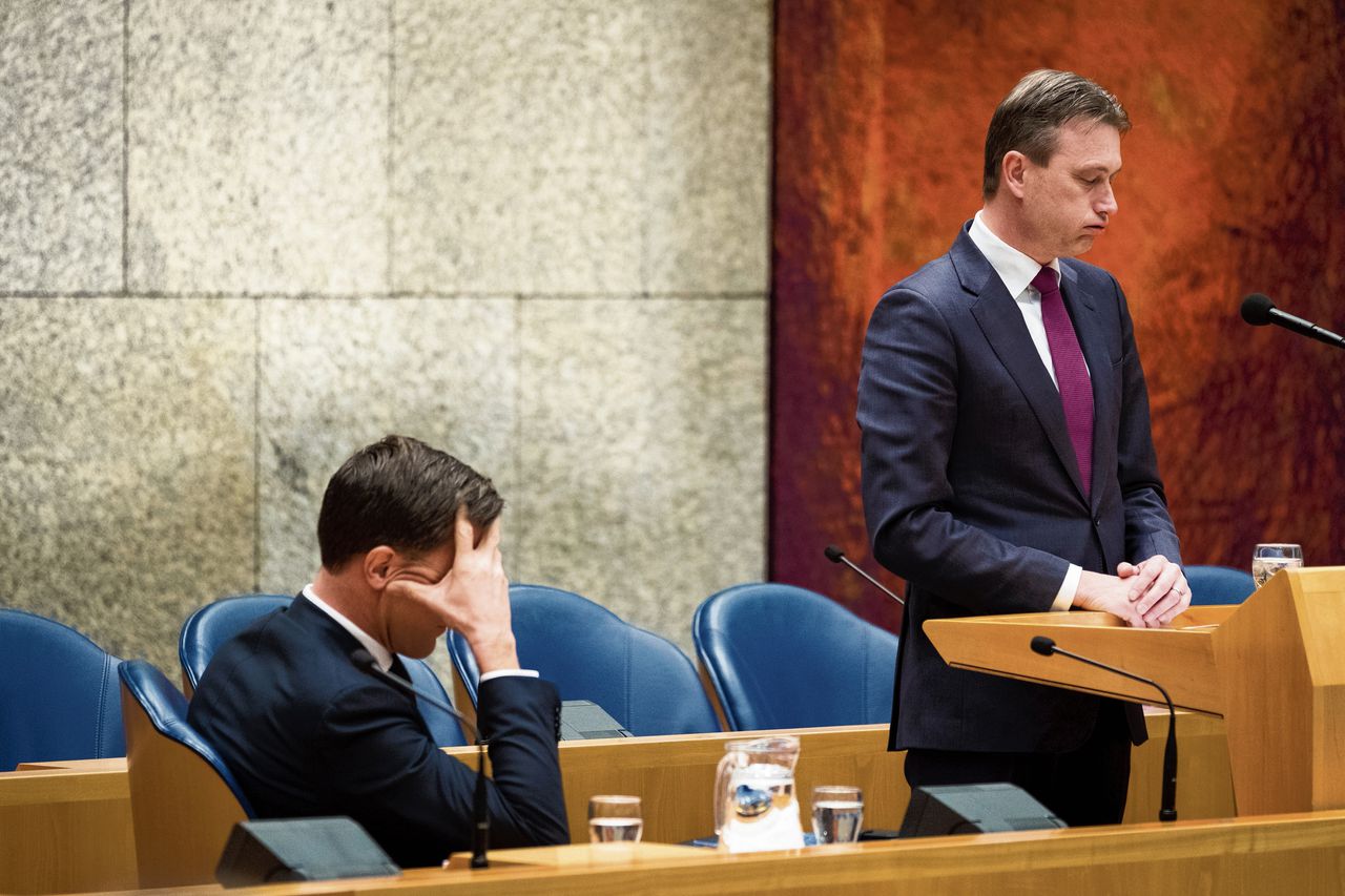 Minister van Buitenlandse zaken Halbe Zijlstra maakte dinsdag in de Tweede Kamer zijn aftreden bekend.