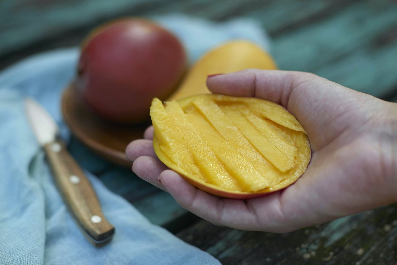 Foto meegeleverd bij het persbericht dat oudere vrouwen baat hebben bij het eten van mango.