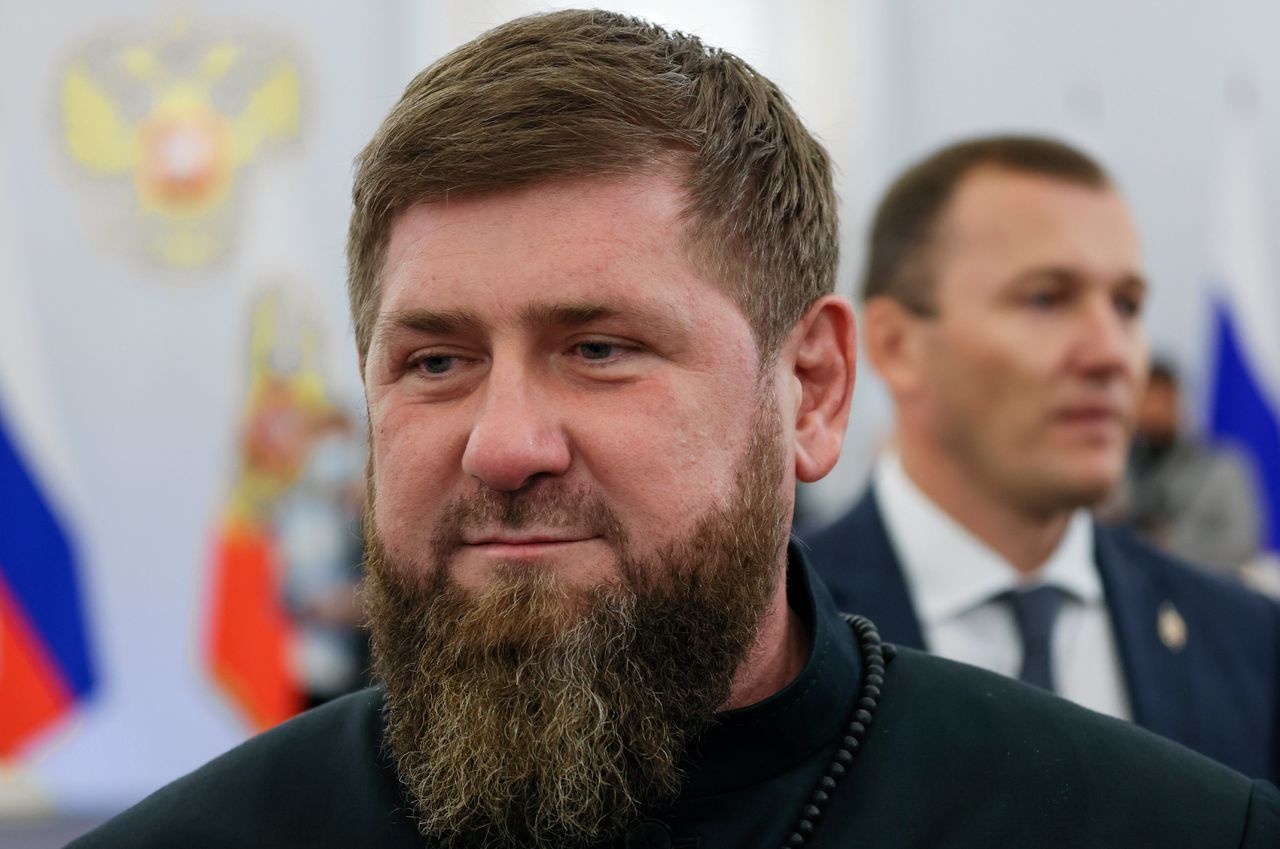 De Tsjetjeense leider Ramzan Kadyrov, een hardliner, noemde legercommandant Aleksandr Lapin een „talentloze man”.