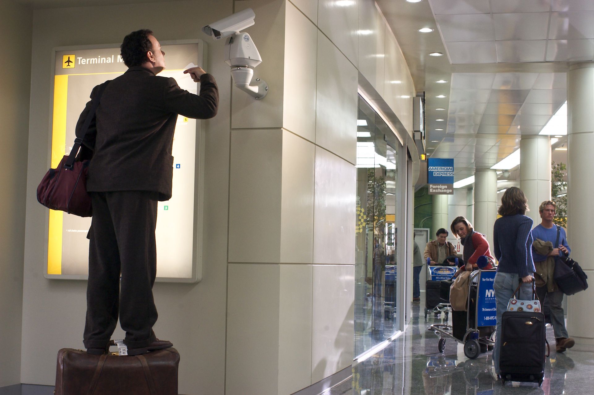 The terminal. Терминал фильм 2004. Виктор Наворски терминал. Том Хэнкс терминал. Том Хэнкс терминал фильм 2004.
