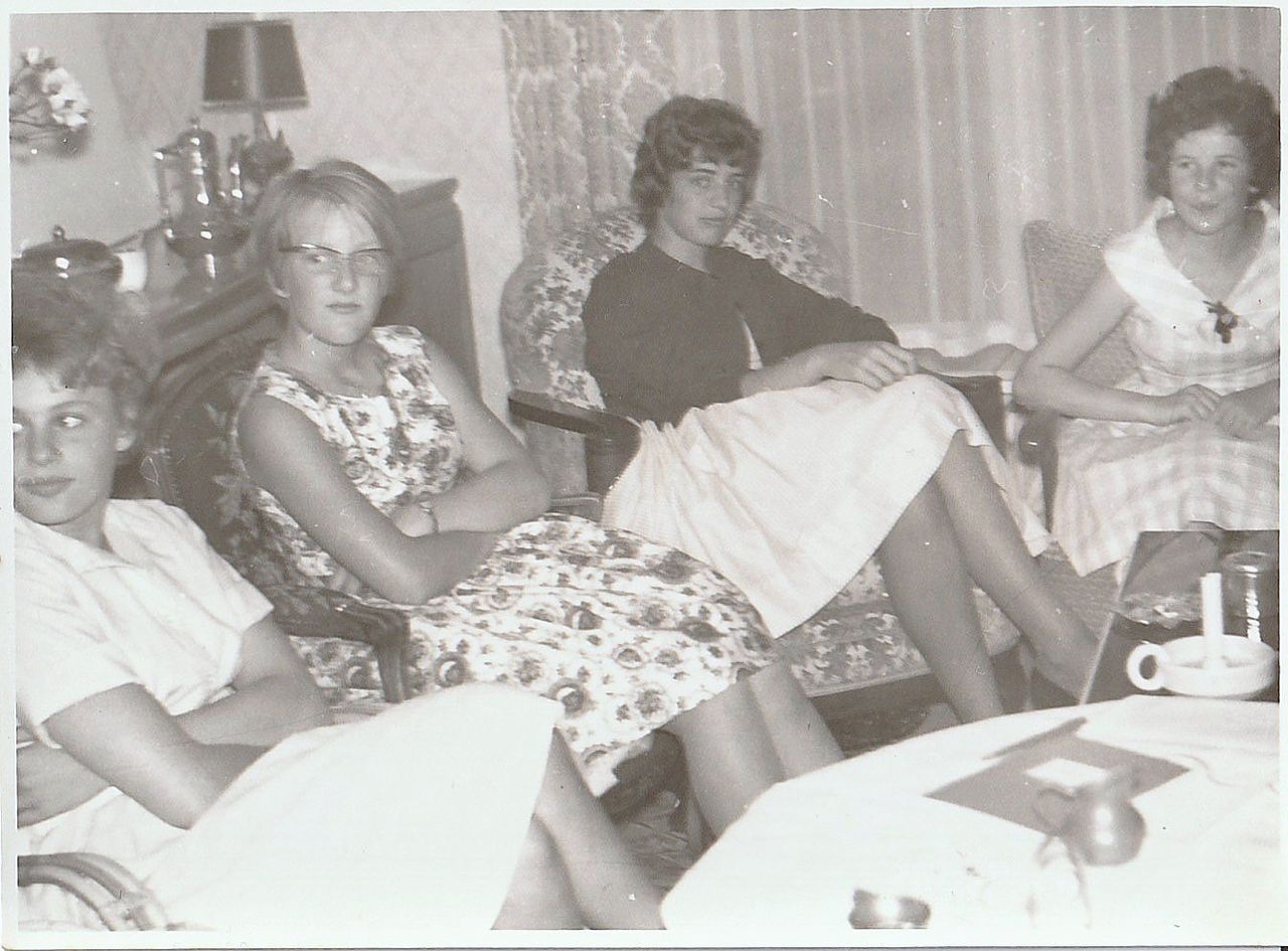 Cora van der Kooij, tweede van links, links naast haar jeugdvriendin Reni Stokvis, circa1961.