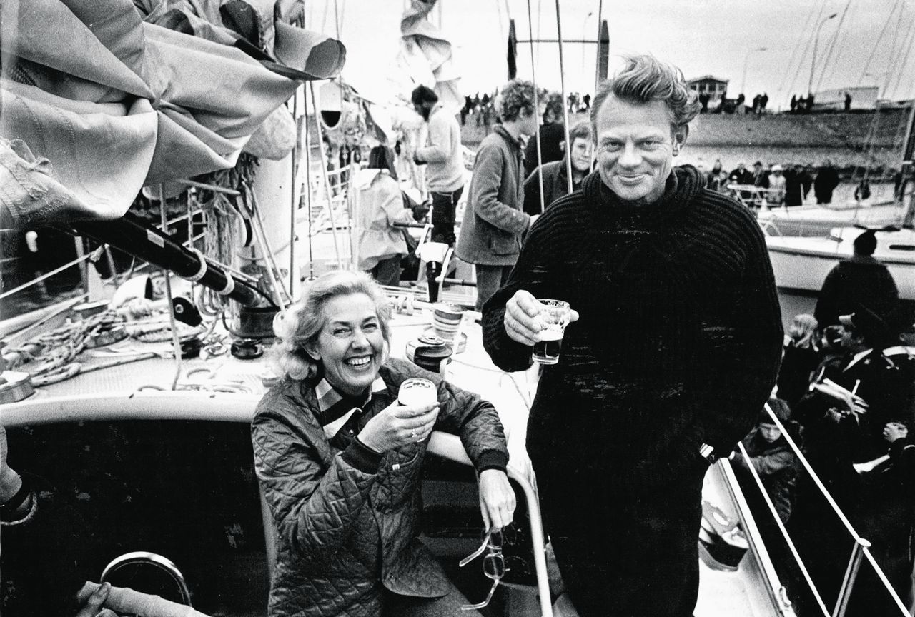 Conny van Rietschoten (met vrouw) onderwierp zijn bemanning aan lange proefvaarten om te zien wie wel en niet geschikt was voor de race rond de wereld.