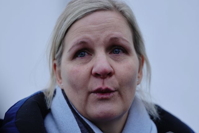 IOC-voorzitter Kirsty Coventry staat in tranen de pers te woord na haar mislukte bemiddelingsgesprek met Vladyslav Heraskevytsj. 