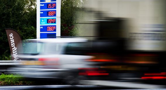 Een bord met brandstofprijzen langs de A13. Door de verhoging van het algemeen btw-tarief van 19 naar 21 procent, bereikte de benzineprijs vorig jaar het hoogste niveau ooit.