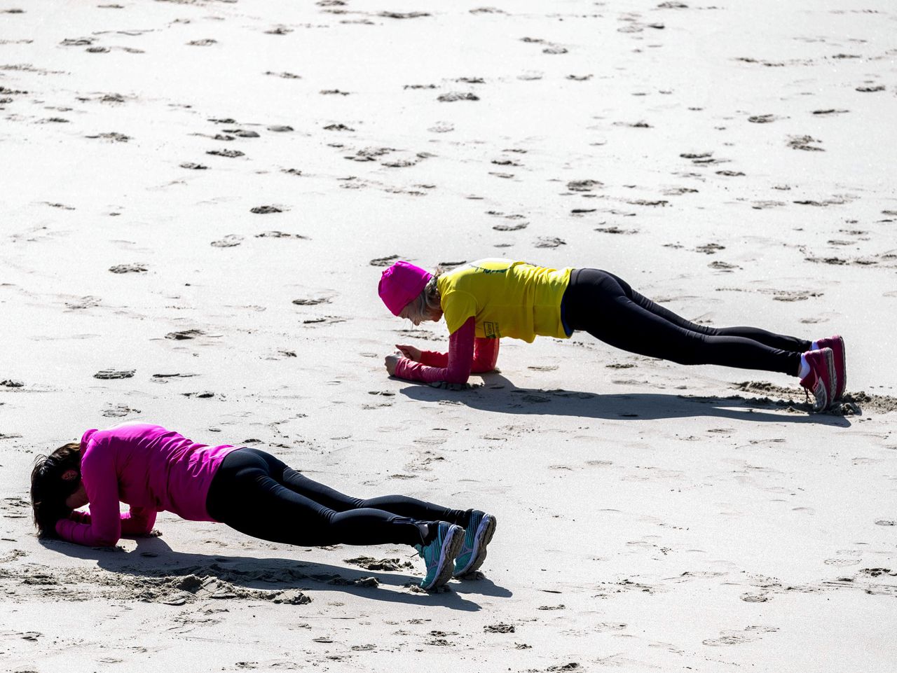 Fitnessoefeningen met veilige onderlinge afstand op het strand van Duindorp in Den Haag, afgelopen zaterdag.