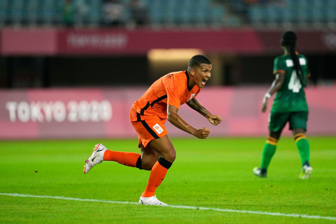 Shanice van de Sanden juicht na haar doelpunt tegen Zambia.
