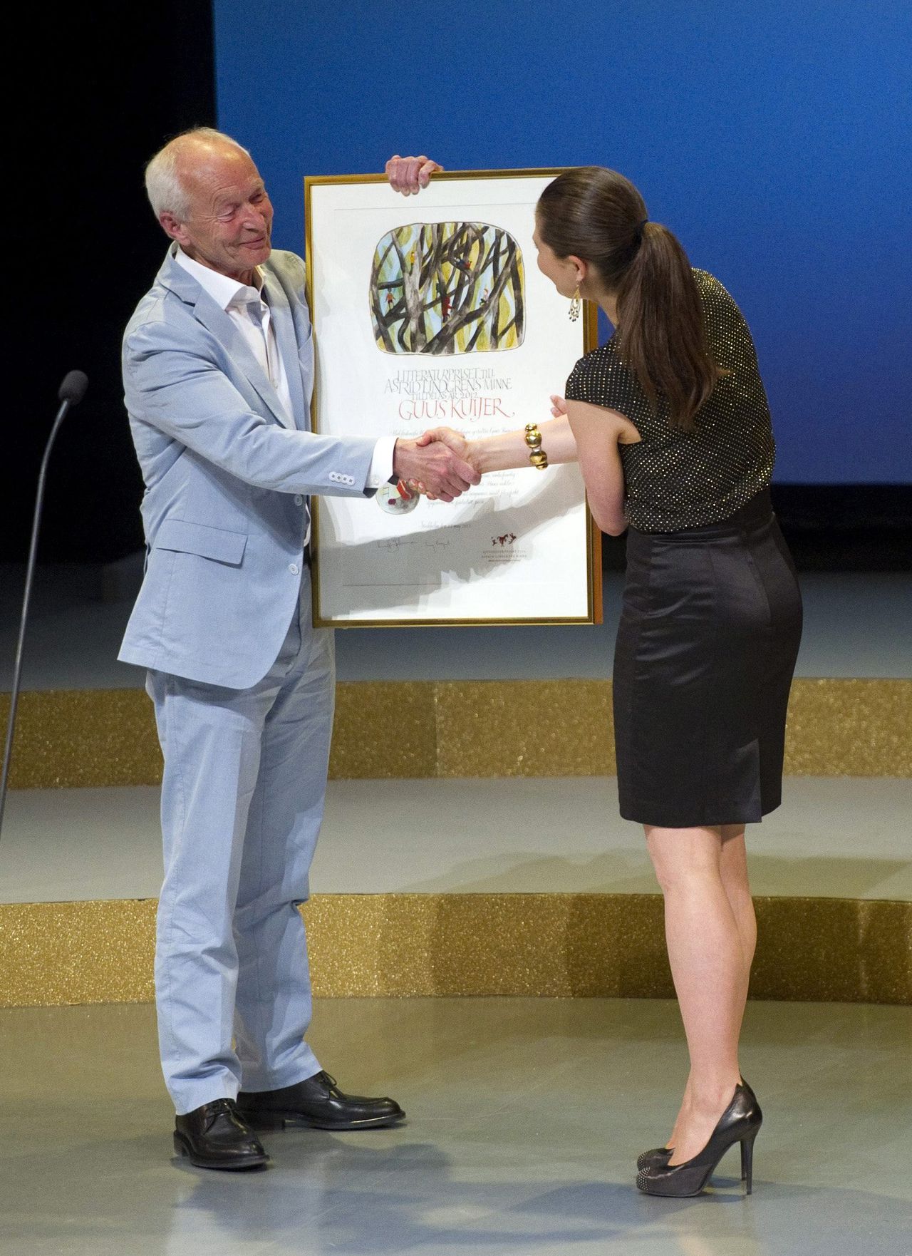 Dutch author Guus Kuijer (L) receives the 2012 ALMA Award (The Astrid Lindgren Memorial Award) from Swedish Crown Princess Victoria at the Concert Hall in Stockholm May 28, 2012. REUTERS/Scanpix Sweden/Leif R Jansson (SWEDEN - Tags: SOCIETY ROYALS) NO COMMERCIAL OR BOOK SALES. THIS IMAGE HAS BEEN SUPPLIED BY A THIRD PARTY. IT IS DISTRIBUTED, EXACTLY AS RECEIVED BY REUTERS, AS A SERVICE TO CLIENTS. SWEDEN OUT. NO COMMERCIAL OR EDITORIAL SALES IN SWEDEN