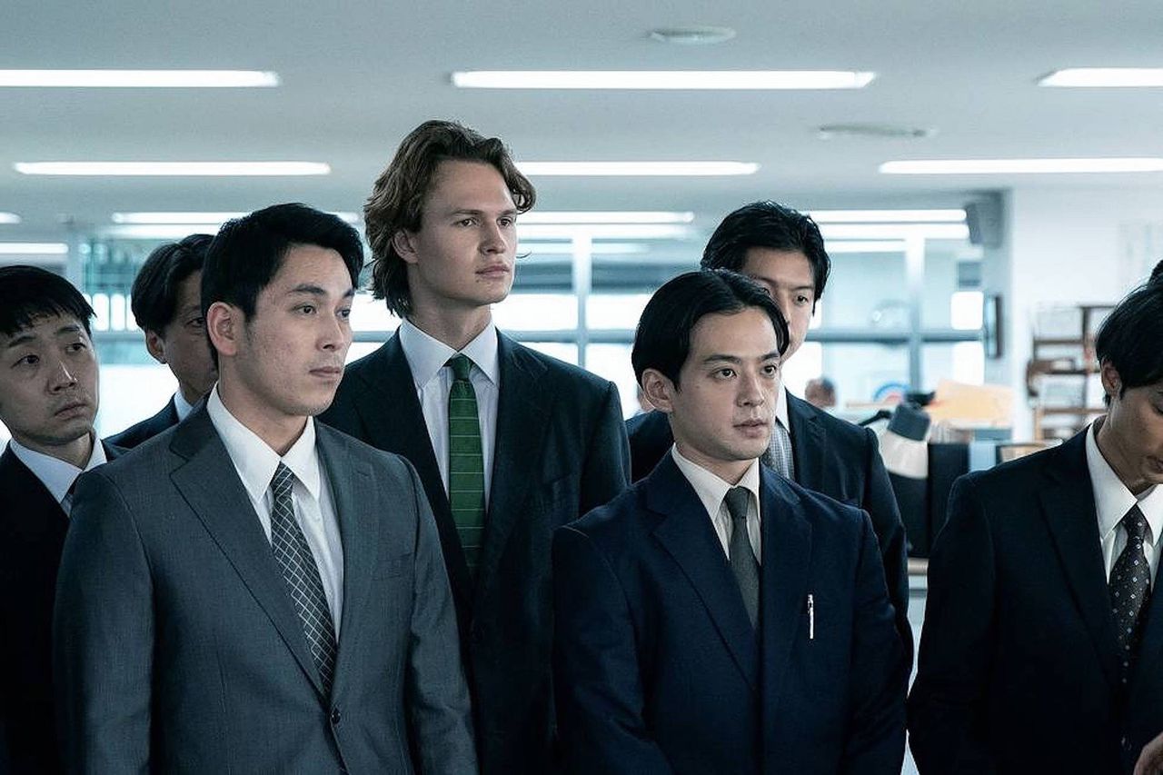 Ansel Elgort als journalist Jake Adelstein in de serie ‘Tokyo Vice’