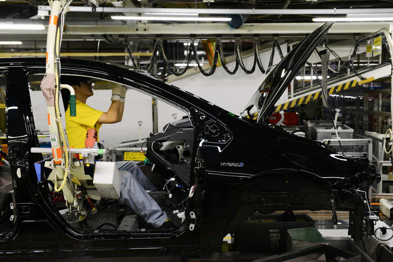 Een Toyota-technicus werkt aan een Prius in de Japanse stad Aichi.