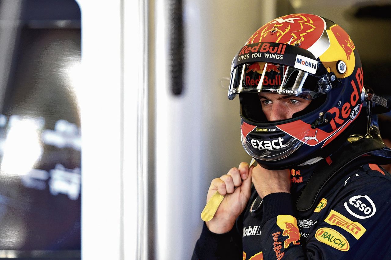 Gemengde gevoelens bij Red Bull: Max Verstappen (boven) viel uit, Daniel Ricciardo won in Baku.