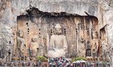 De Longmen-grotten in de provincie Henan, China. In het midden de boeddha waarvan het gezicht naar Wu zou zijn gemodelleerd. 
