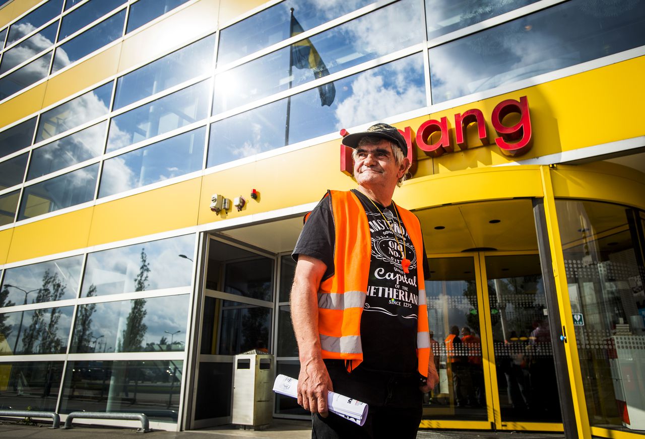 Actievoerders van FNV informeren klanten van de IKEA over de slechte werkomstandigheden voor de chauffeurs van de winkelketen, augustus 2015.