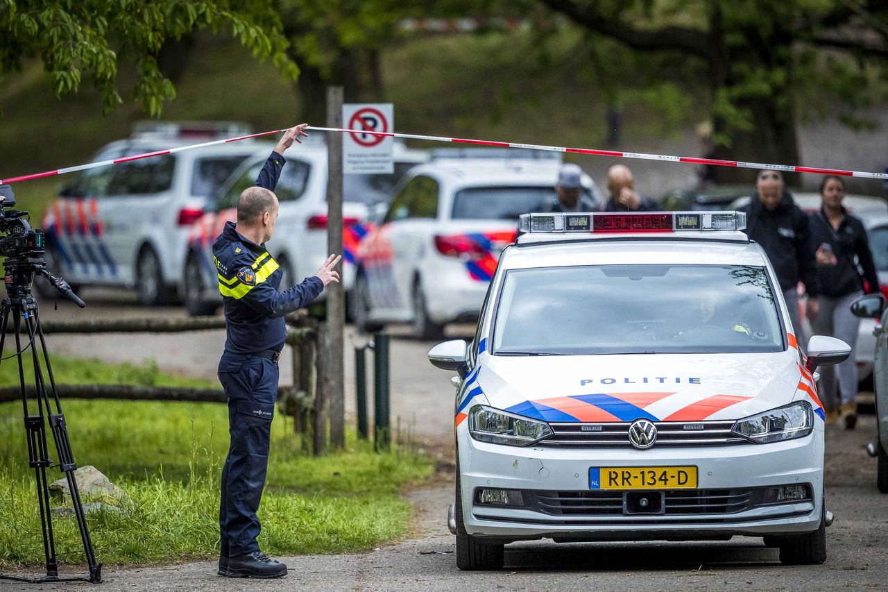 Een politieafzetting bij de Brunssummerheide, waar dinsdag twee wandelaars dood werden gevonden.