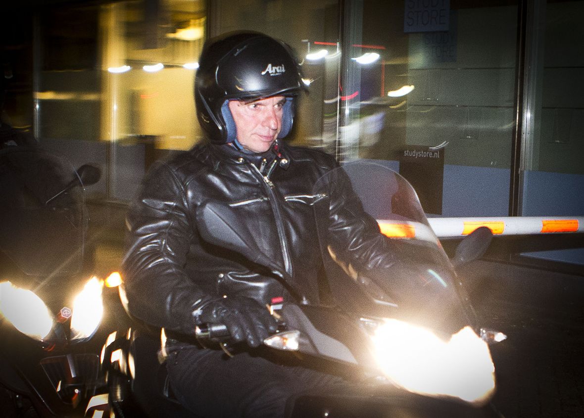 Willem Holleeder verlaat op een motorscooter met 3 wielen het universiteitsterrein de Uithof na het interview voor het tv-programma College Tour.