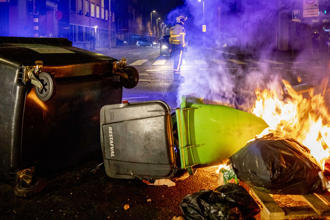 Brandende vuilnisbakken in de Schilderswijk.
