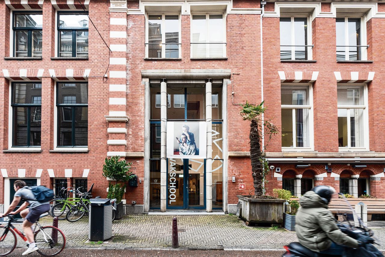 Filiaal van de Nederlandse Fotovakschool in Amsterdam (links) en de Dutch Filmers Academy.