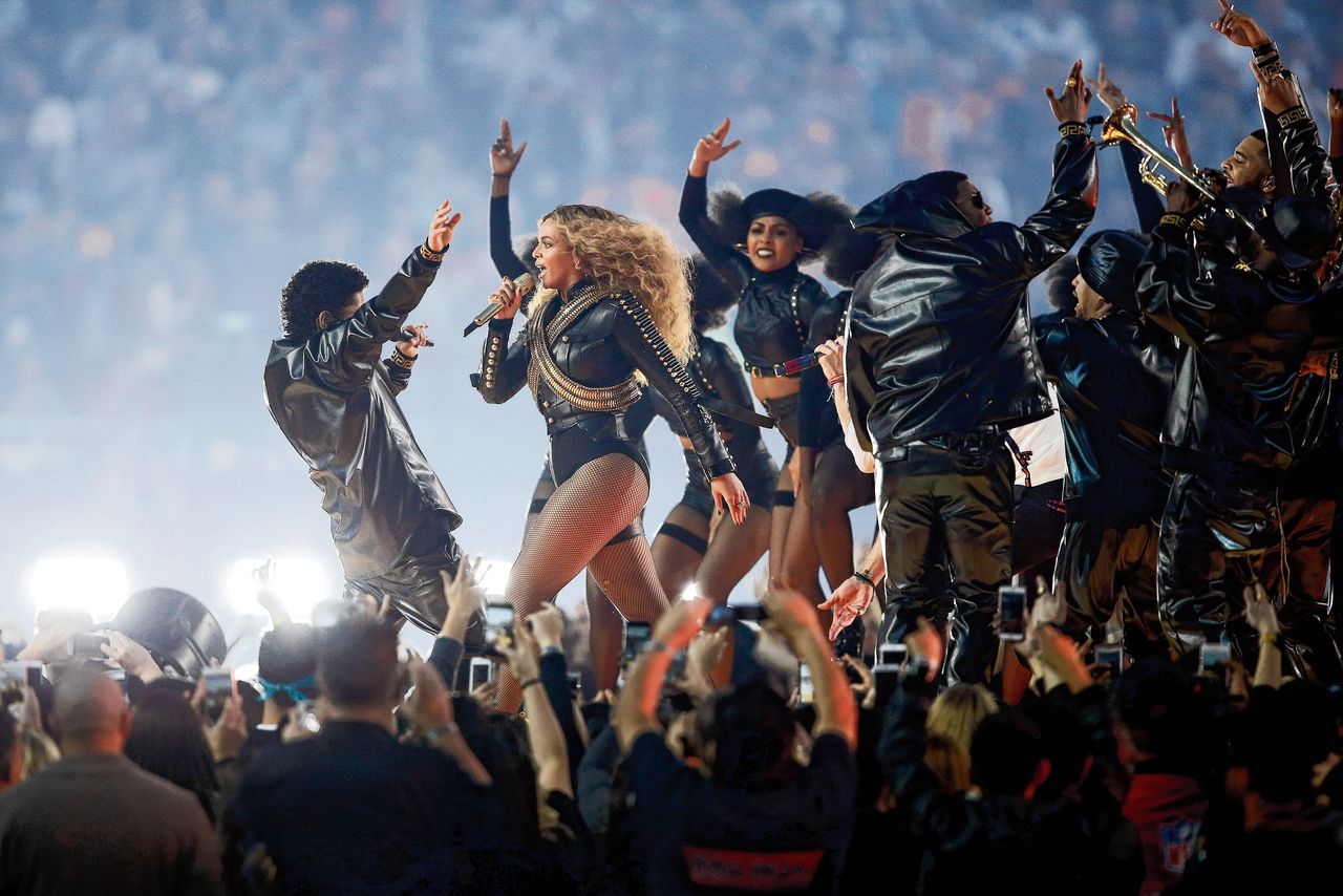 Bruno Mars en Beyoncé treden op tijdens de Pepsi Super Bowl in 2016 in Californië.