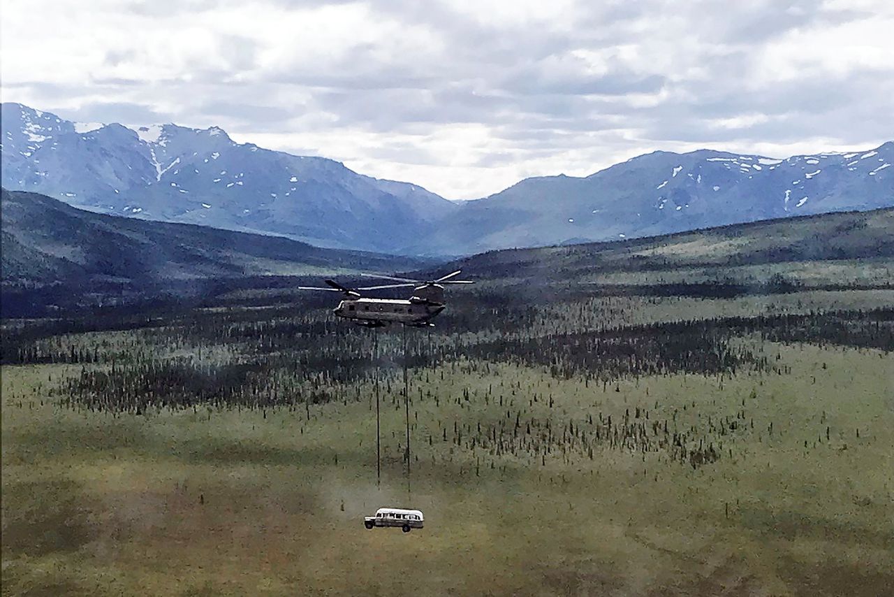 De bus werd donderdag weggevlogen door een Chinook van de Alaska Army National Guard.