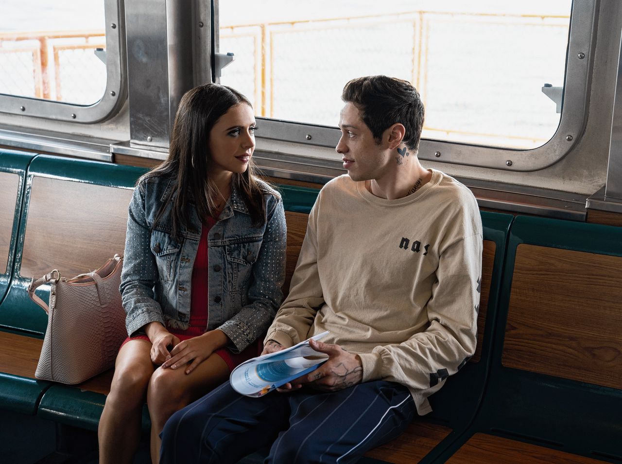 Zelfhaat bederft de relatie van Scott (Pete Davidson) en zijn vriendin Kelsey (Bel Powley) in ‘The King of Staten Island’.