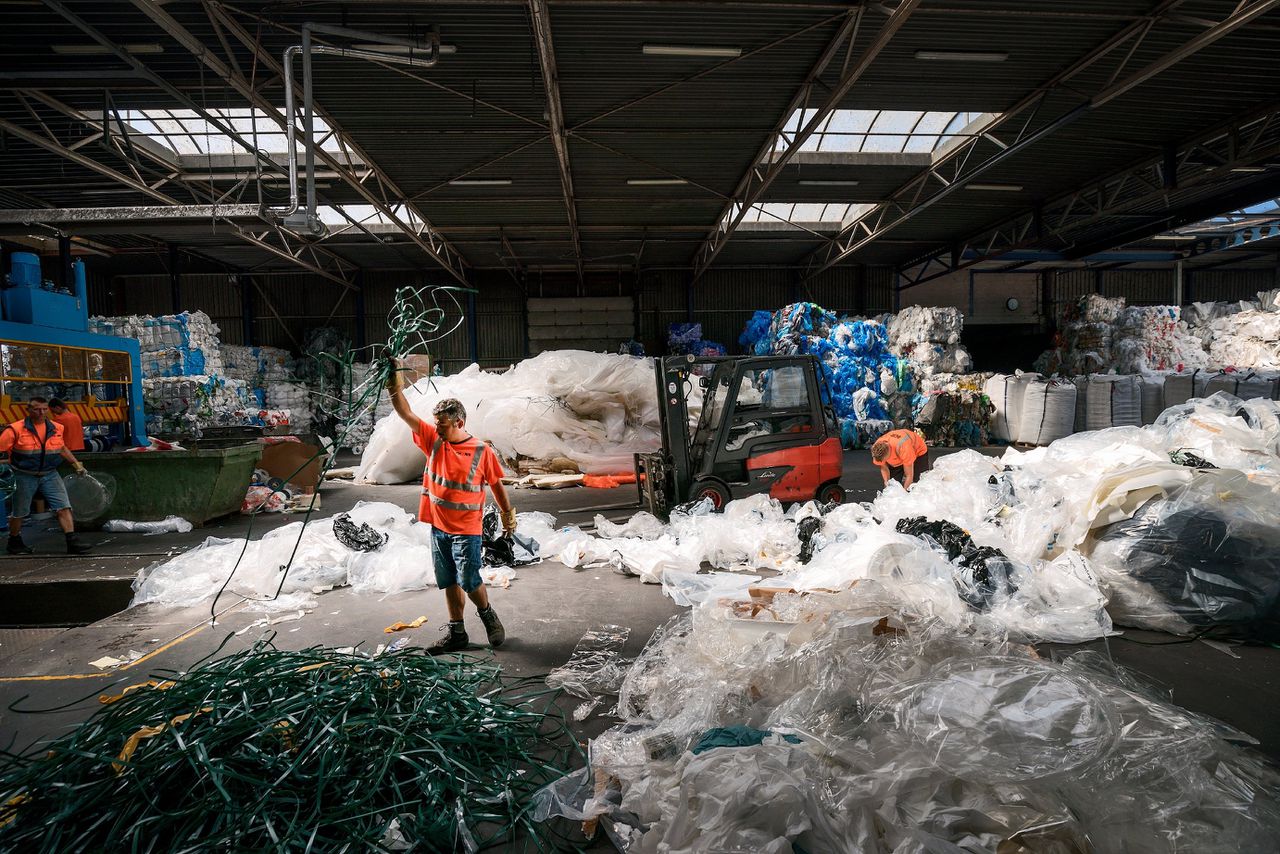 Kras Recycling is marktleider in Nederland bij de verwerking van plastic bedrijfsafval. Door een Chinese beleidswijziging viel de helft van de afzetmarkt van het familiebedrijf weg.