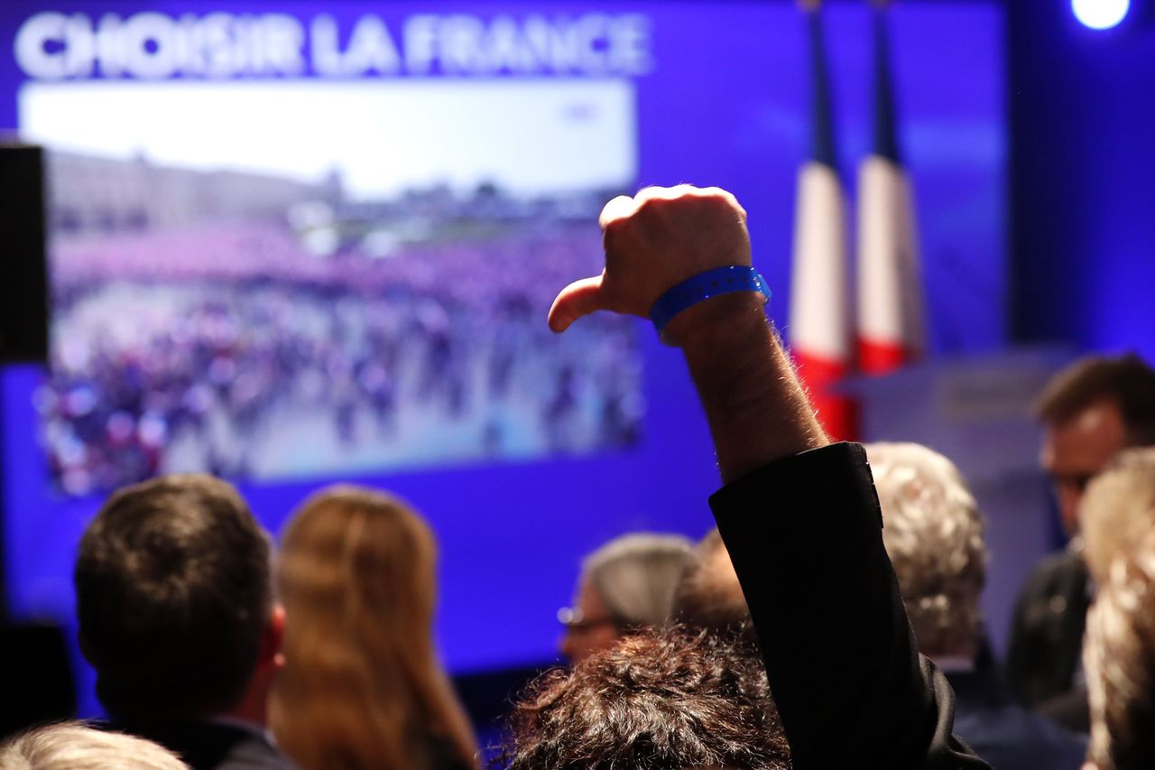 Een aanhanger van het Front National reageert op de nederlaag van presidentskandidaat Marine Le Pen.