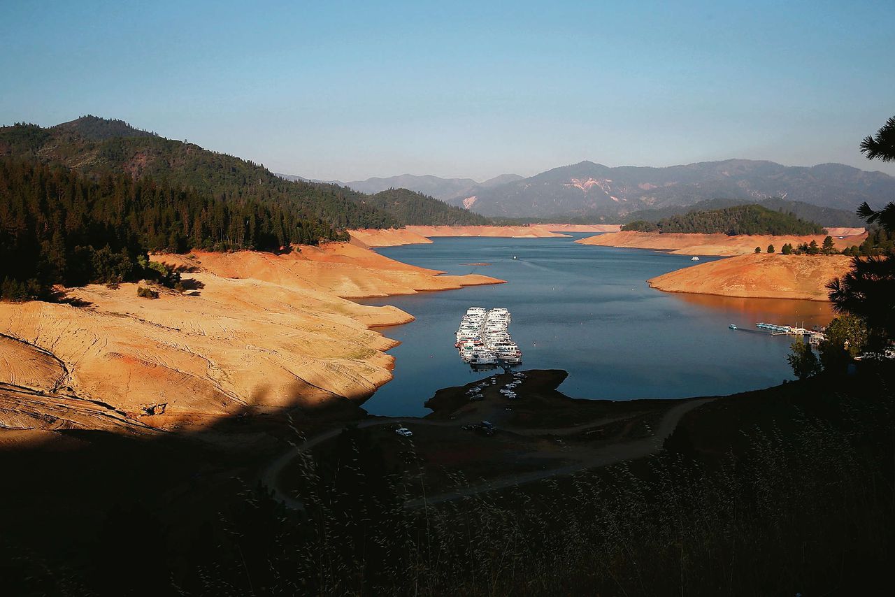 Woonboten zijn naar het midden van het meer gedreven in Shasta Lake, Californië. Het gezakte waterpeil in het meer bedraagt deze zomer 30 procent van de maximale hoeveelheid.