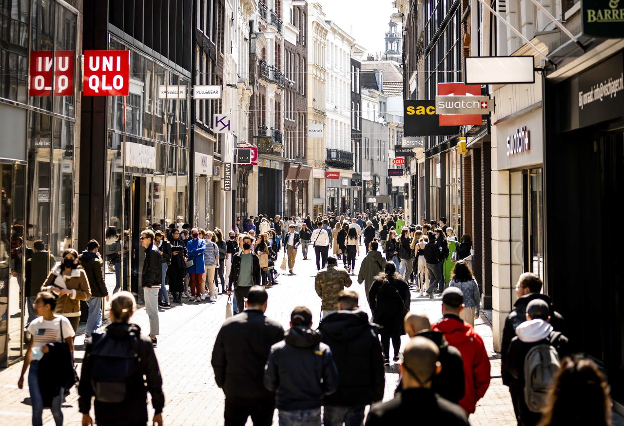 De Kalverstraat in Amsterdam. Een verklaring voor het toegenomen ondernemersvertrouwen is de versoepeling van de coronamaatregelen.