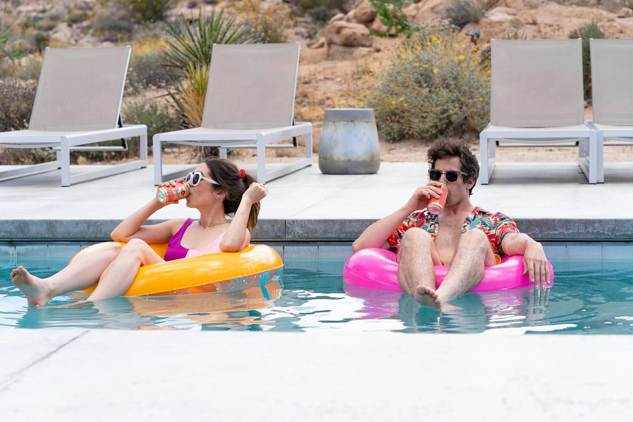 Nyles (Andy Samberg) en Sarah (Cristin Milioti) lijken elkaar op tientallen manieren maar steeds niet te krijgen, in ‘Palm Springs’.