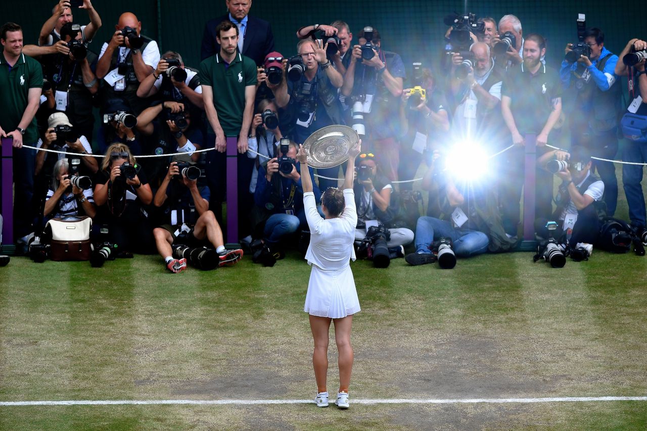 Simona Halep met de schaal na het winnen van Wimbledon.