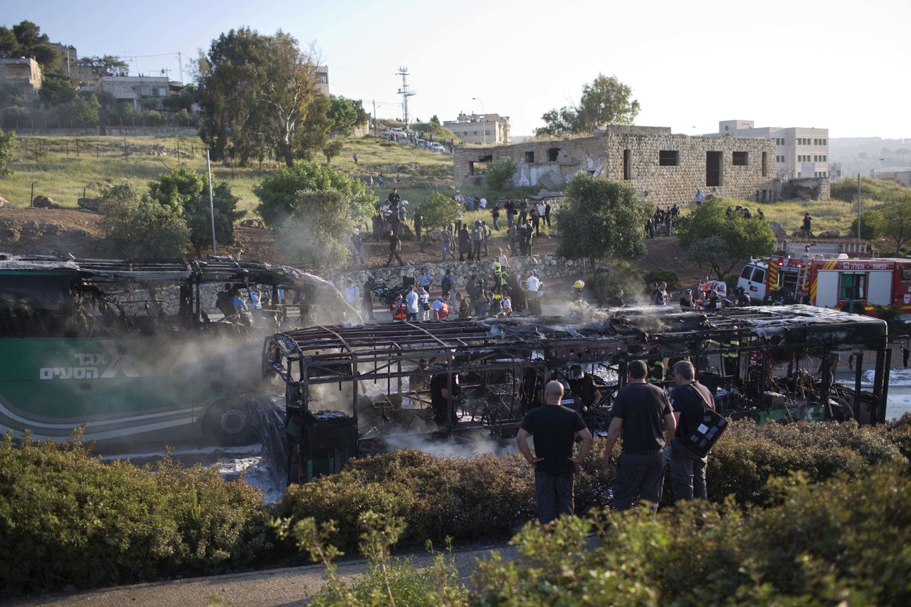Politie onderzoekt de uitgebrande bus in Jeruzalem.