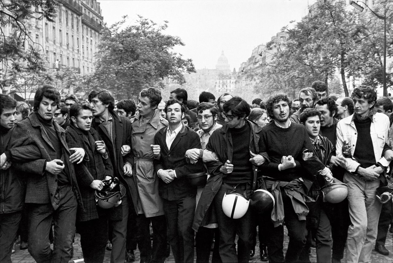 Henri Cartier-Bresson: Studentenprotest op de Boulevard St Michel in Parijs, mei 1968