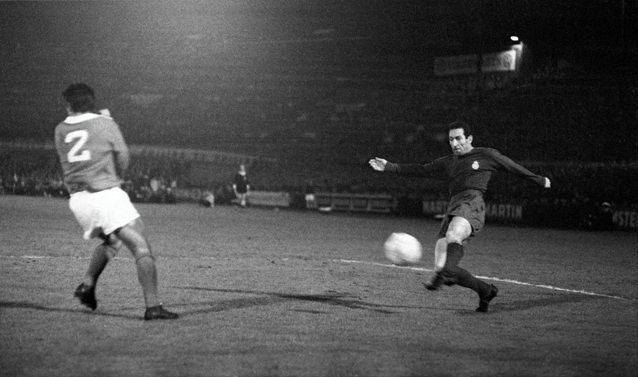 Het Olympisch Stadion van Amsterdam in 1962. Linksbuiten Gento geeft de bal voor in de met 5-3 verloren Europa-Cup 1-finale tegen Benfica.